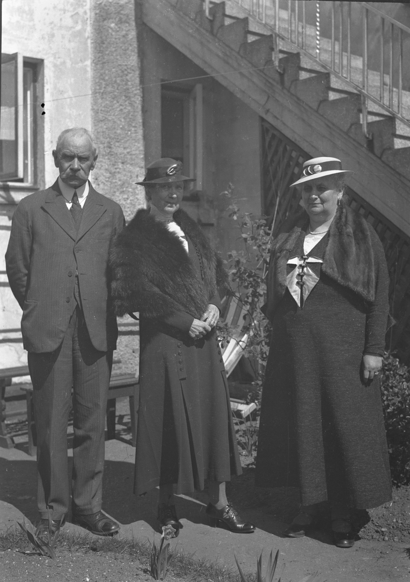 To kvinner og en mann i Lyng Olsens hage Mai 1935. Kragerø