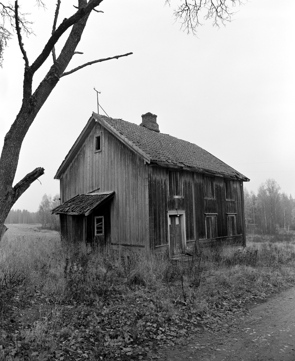 Bilde fra våningshus i Støperigutua, huset er flyttet bakover på eiendommen. 