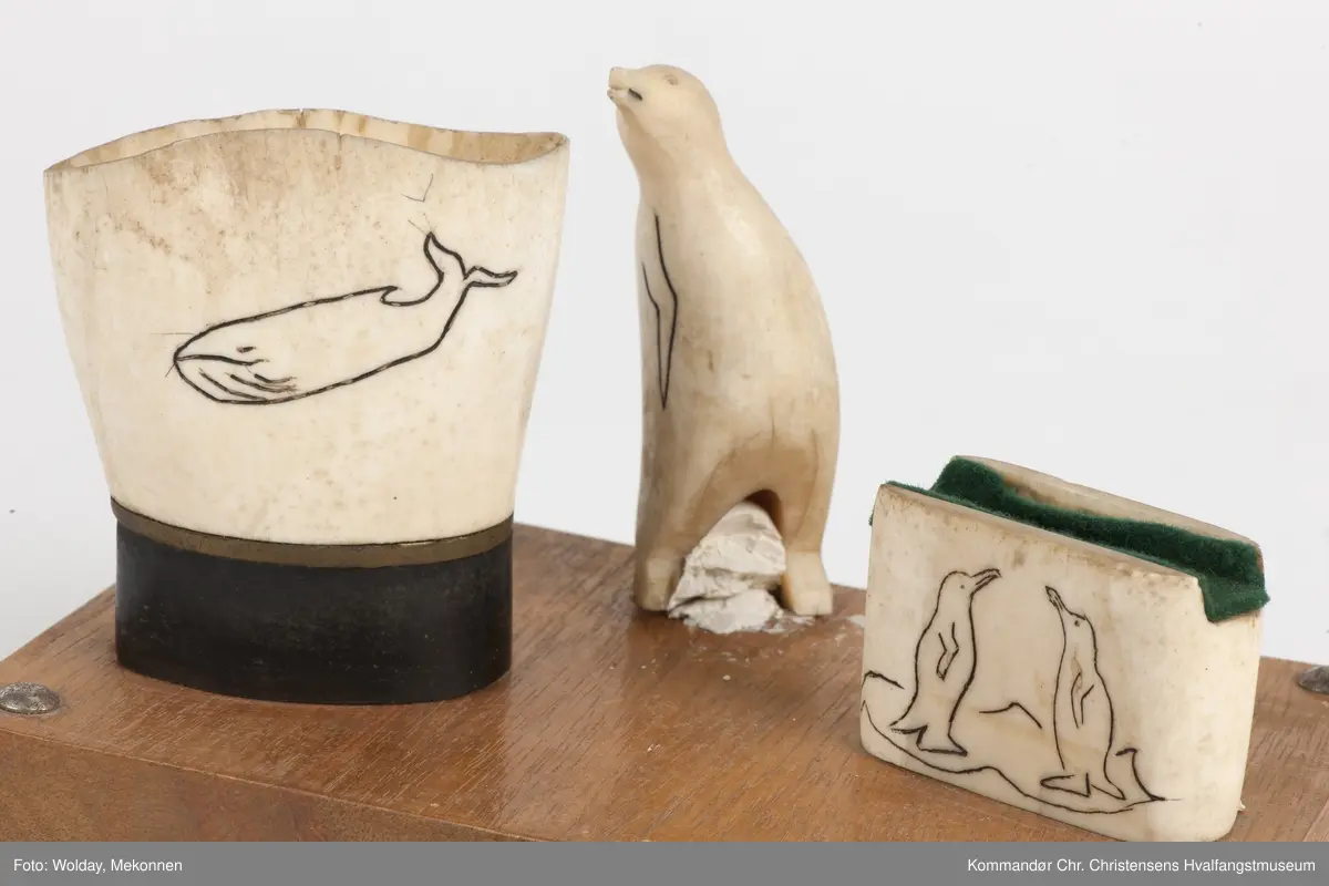 Rektangulær treplate, dekorert med  utskåret pingvin, fyrstikkholder og sigarettholder (ant.) i hvaltann.