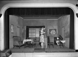 Teater/ forestilling, skuespillere som kysser