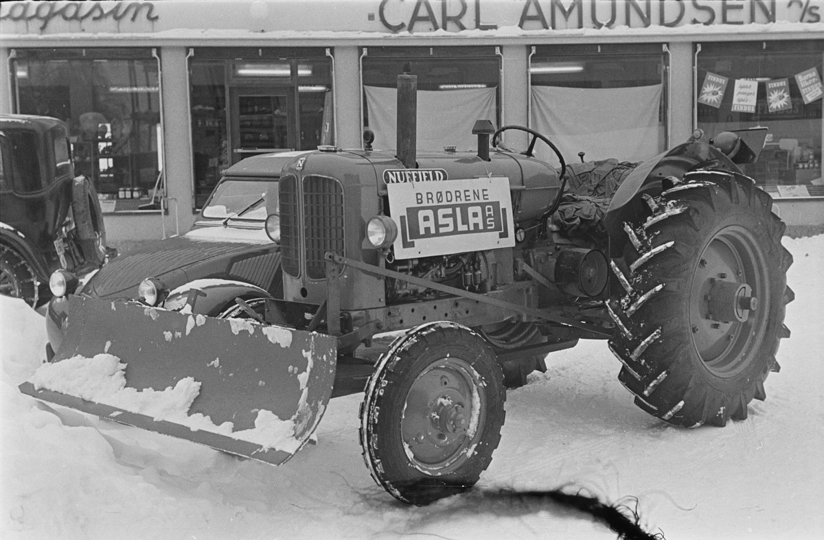 Traktor med snøskuffe. Leiret, Elverum. 