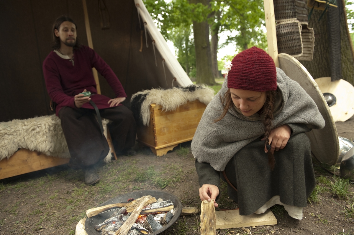 Skeppsdagar med vikingabåtar och vikingaläger på ängen vid ...