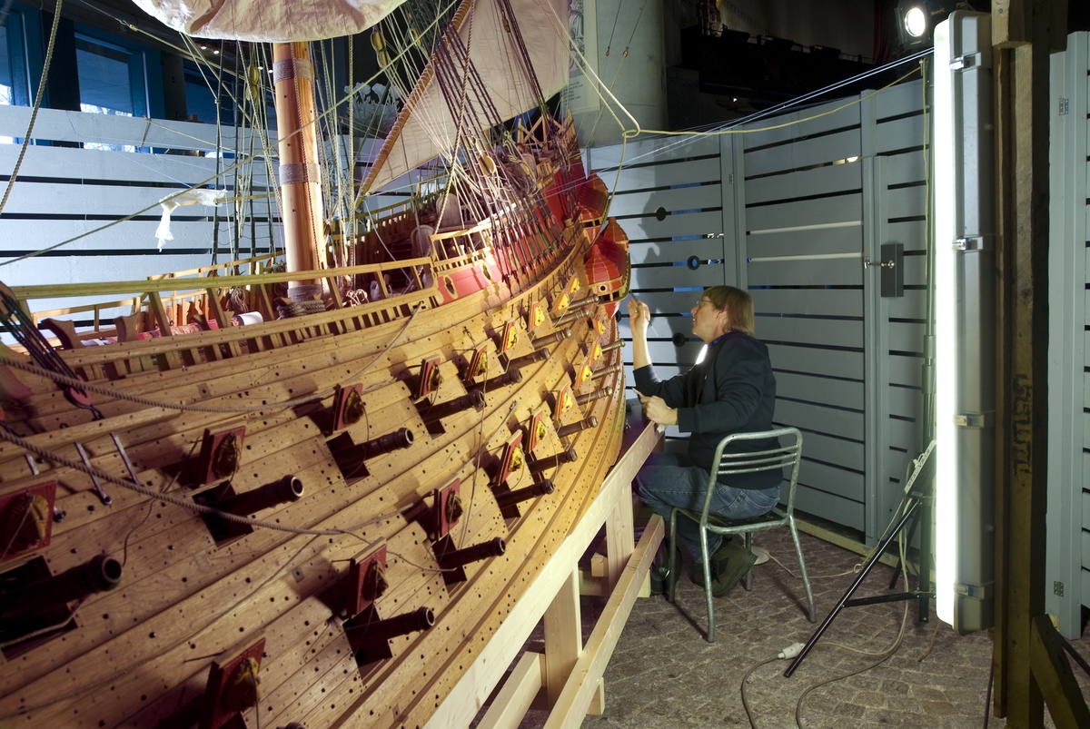 Vasa-modellen i skala 1:10 målas. Modellbyggare Jan Claesson i arbete.
