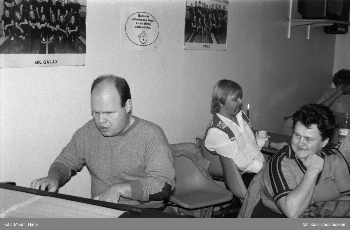 Nattbowling på Kållereds bowlinghall, år 1984. Claes Weterdahl spelar musik.

För mer information om bilden se under tilläggsinformation.