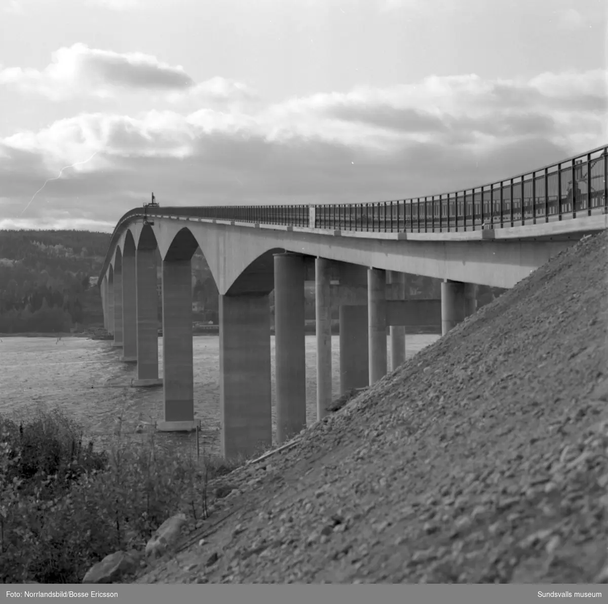 Alnöbron - en knapp månad innan invigningen.