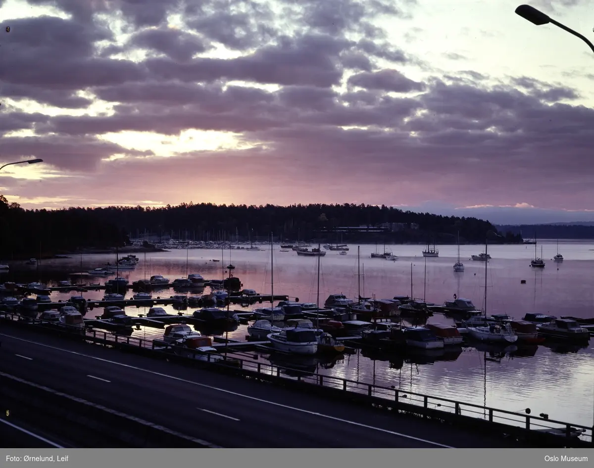 vei, fjord, småbåthavn, motorbåter, seilbåter, solnedgang, Henie-Onstad Kunstsenter