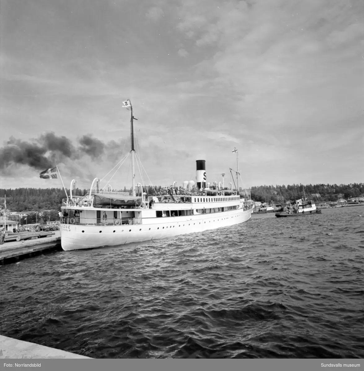 Båten Ragne är lövad och redo för avfärd från Sundsvalls hamn på midsommardagen 1960.