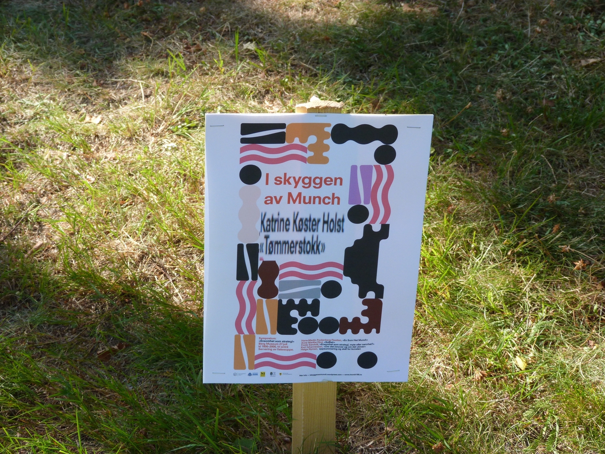 Kunst ble satt ut i parken på museet, juli og august 2013, med temaet "I Munchs fotspor". Katrine Koster Holst satt sammen mange trebiter og laget en installasjon. Den het "Tømmerstokk".