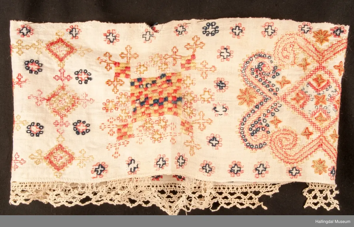 Broderiet er som broderiene på HFN 03538, samme signatur brodert på begge.
Opplysning fra gml. protokoll "Dilleklædning-til at klæ'-sætte omkring grøtdillen".