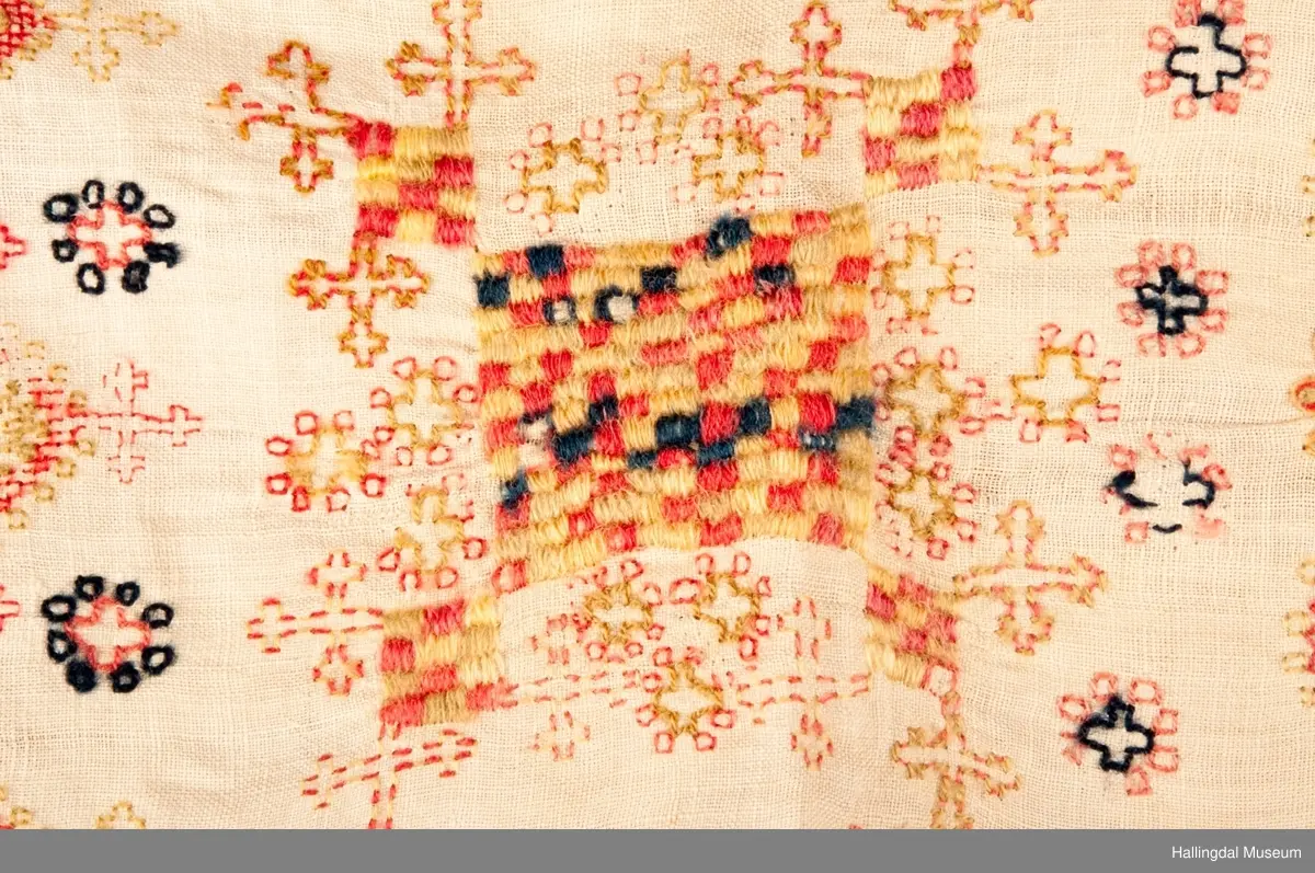 Broderiet er som broderiene på HFN 03538, samme signatur brodert på begge.
Opplysning fra gml. protokoll "Dilleklædning-til at klæ'-sætte omkring grøtdillen".