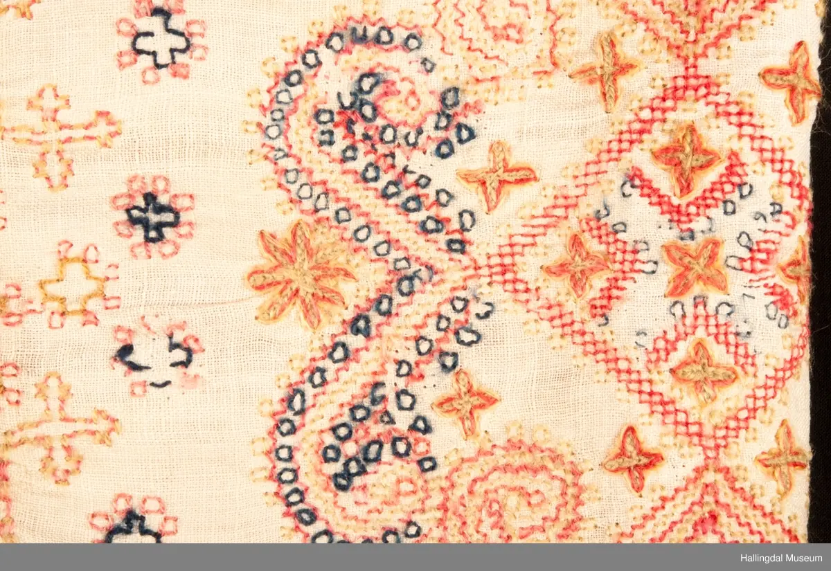 Broderiet er som broderiene på HFN 03538, samme signatur brodert på begge.
Opplysning fra gml. protokoll "Dilleklædning-til at klæ'-sætte omkring grøtdillen".