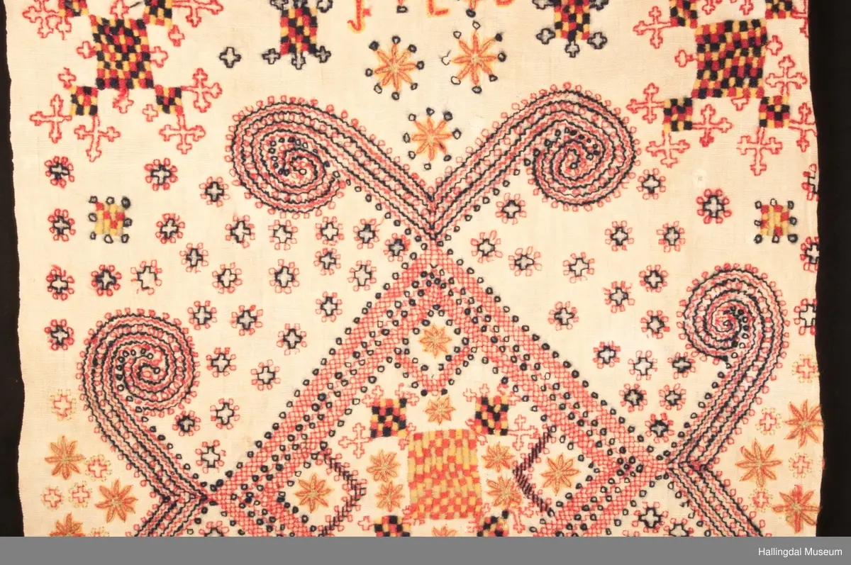 Broderiet er som broderiene på HFN 03537, samme signatur brodert på begge.
Opplysning fra gml. protokoll "kurvplagg".
Seinere beskrevet som "sendingplagg".