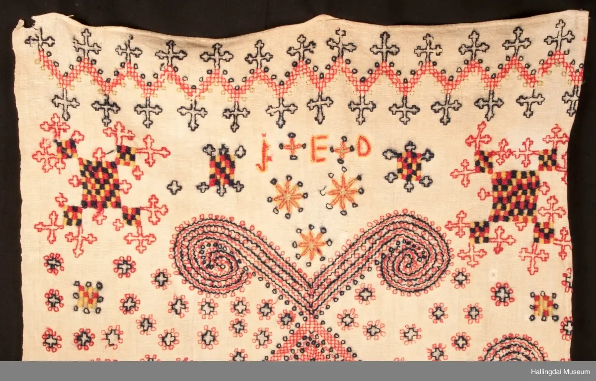 Broderiet er som broderiene på HFN 03537, samme signatur brodert på begge.
Opplysning fra gml. protokoll "kurvplagg".
Seinere beskrevet som "sendingplagg".