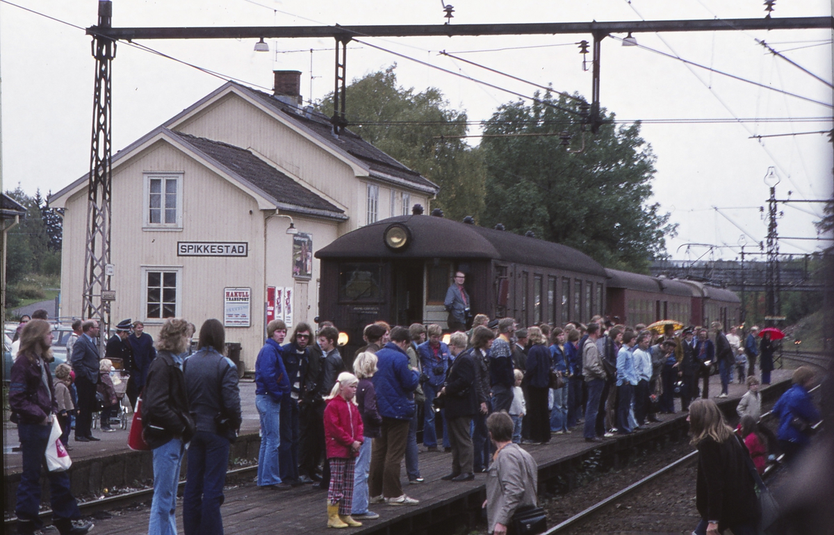 Spikkestad stasjon. Reisende venter på ekstratog for Norsk Jernbaneklubb. Ordinært lokaltog står i spor 1.