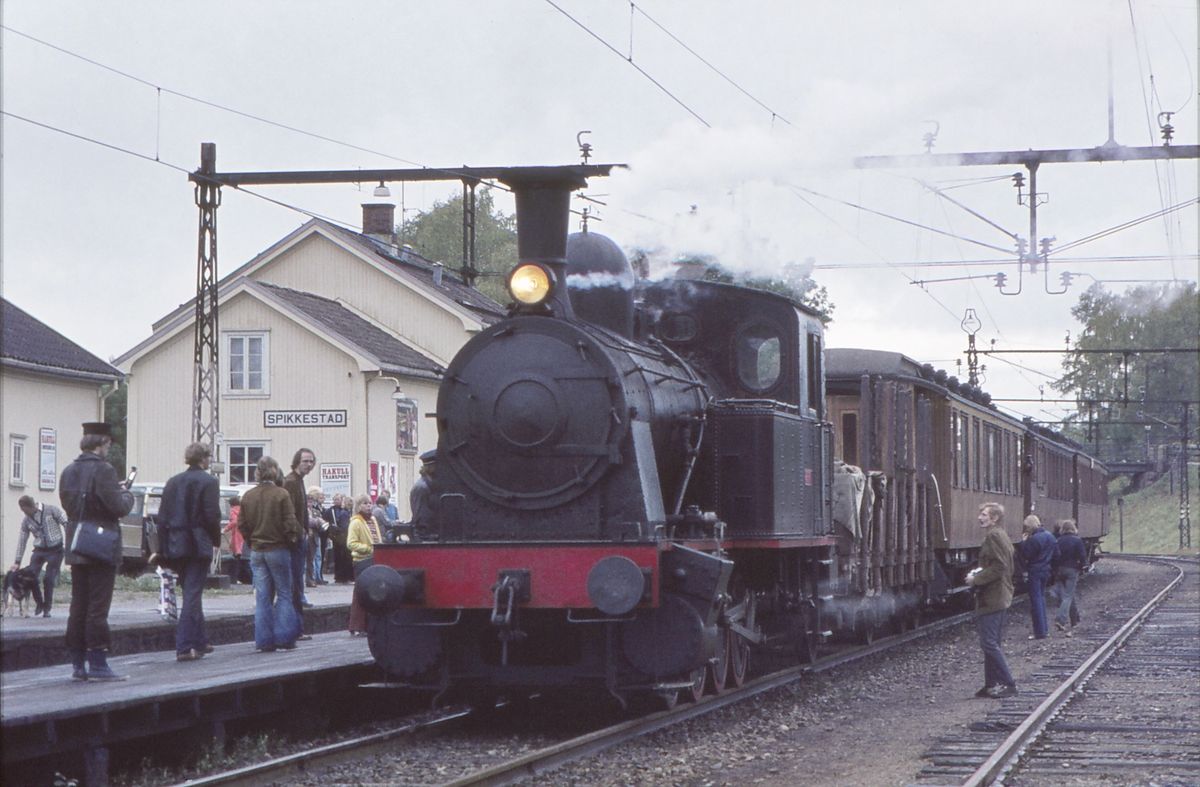 Ekstratog for Norsk Jernbaneklubb med damplokomotiv Norsk Hydro M2. Spikkestad stasjon