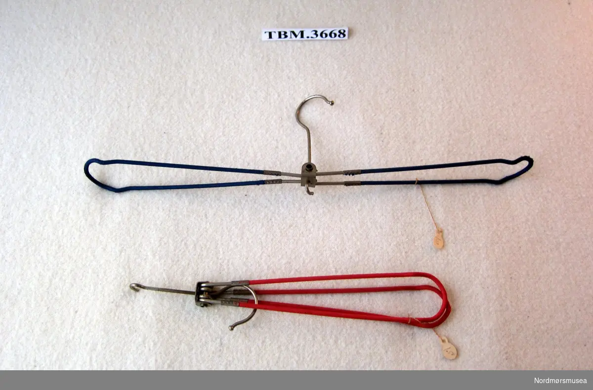 Kleshengere i ståltråd med tøytrekk. Sammenleggbare.