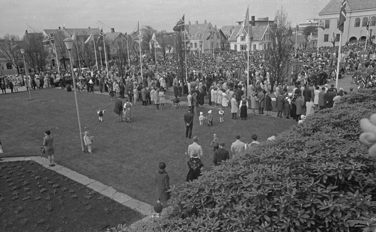 17. mai - 1971.   Del 7 av 7.  Dagens taler. Folkeliv, korps, barne-, folke- og russe-tog. Kransenedleggelse.