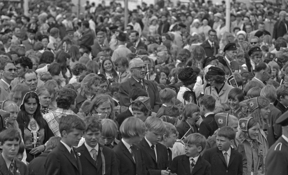17. mai - 1971.   Del 7 av 7.  Dagens taler. Folkeliv, korps, barne-, folke- og russe-tog. Kransenedleggelse.