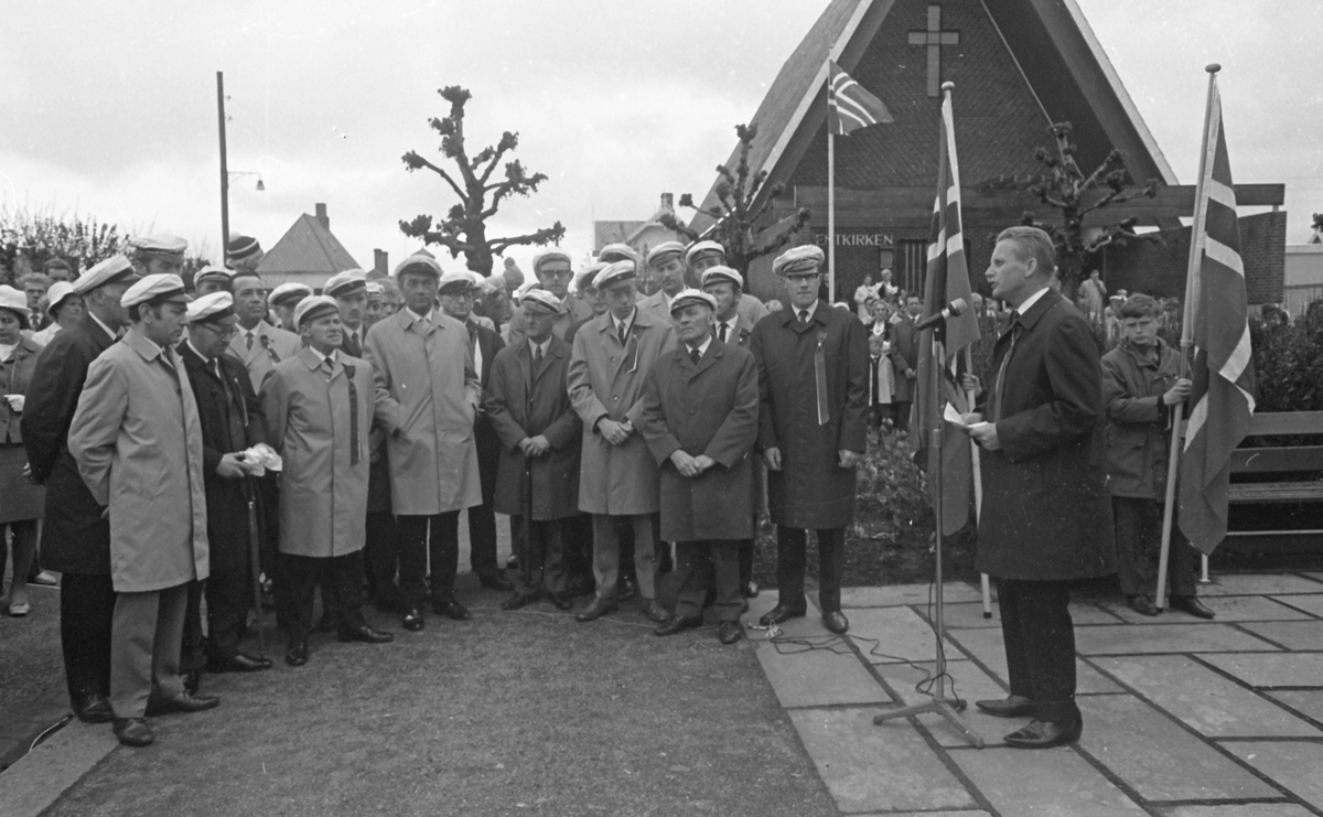 17. mai - 1971.   Del 7 av 7.  Dagens taler. Folkeliv, korps, barne-, folke- og russe-tog. Kransenedleggelse.