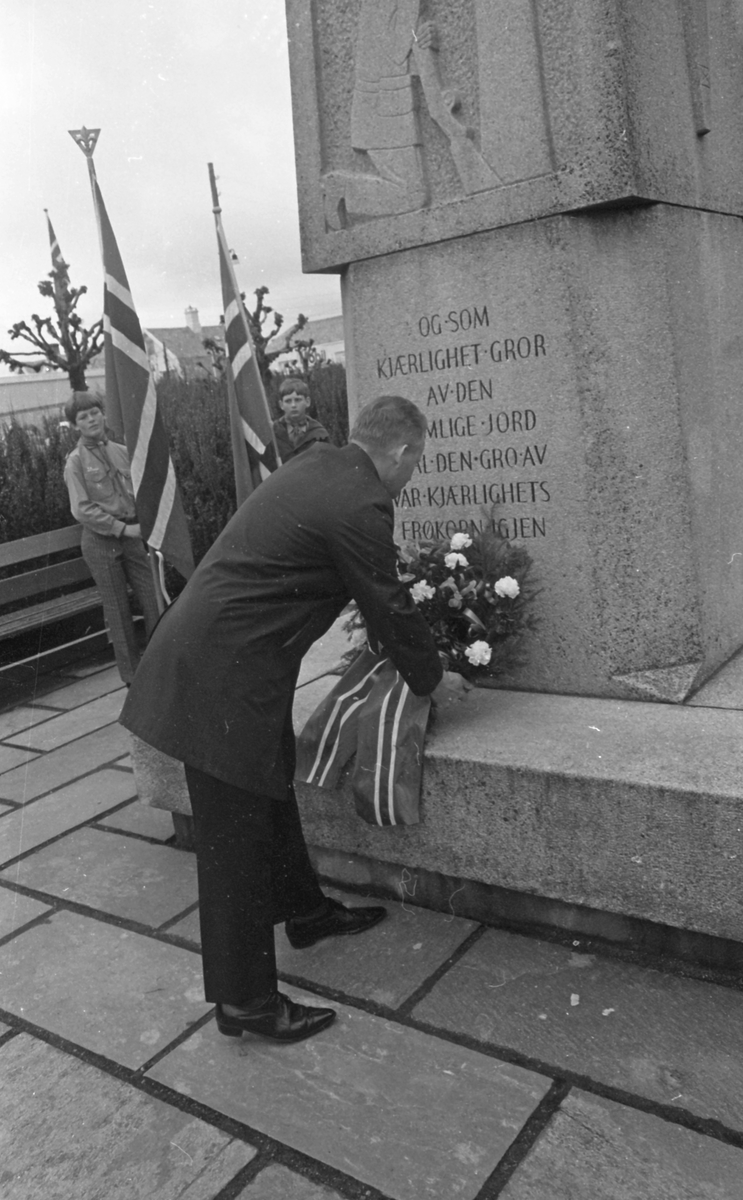 17. mai - 1971.   Del 7 av 7.  Dagens taler. Folkeliv, korps, barne-, folke- og russe-tog. Kransenedleggelse.