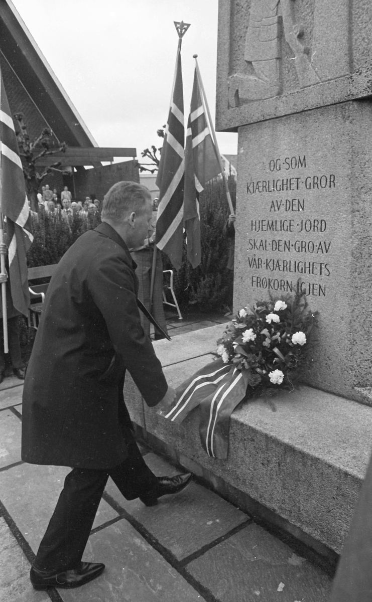 17. mai - 1971.   Del 7 av 7.  Dagens taler. Folkeliv, korps, barne-, folke- og russe-tog. Kransenedleggelse.