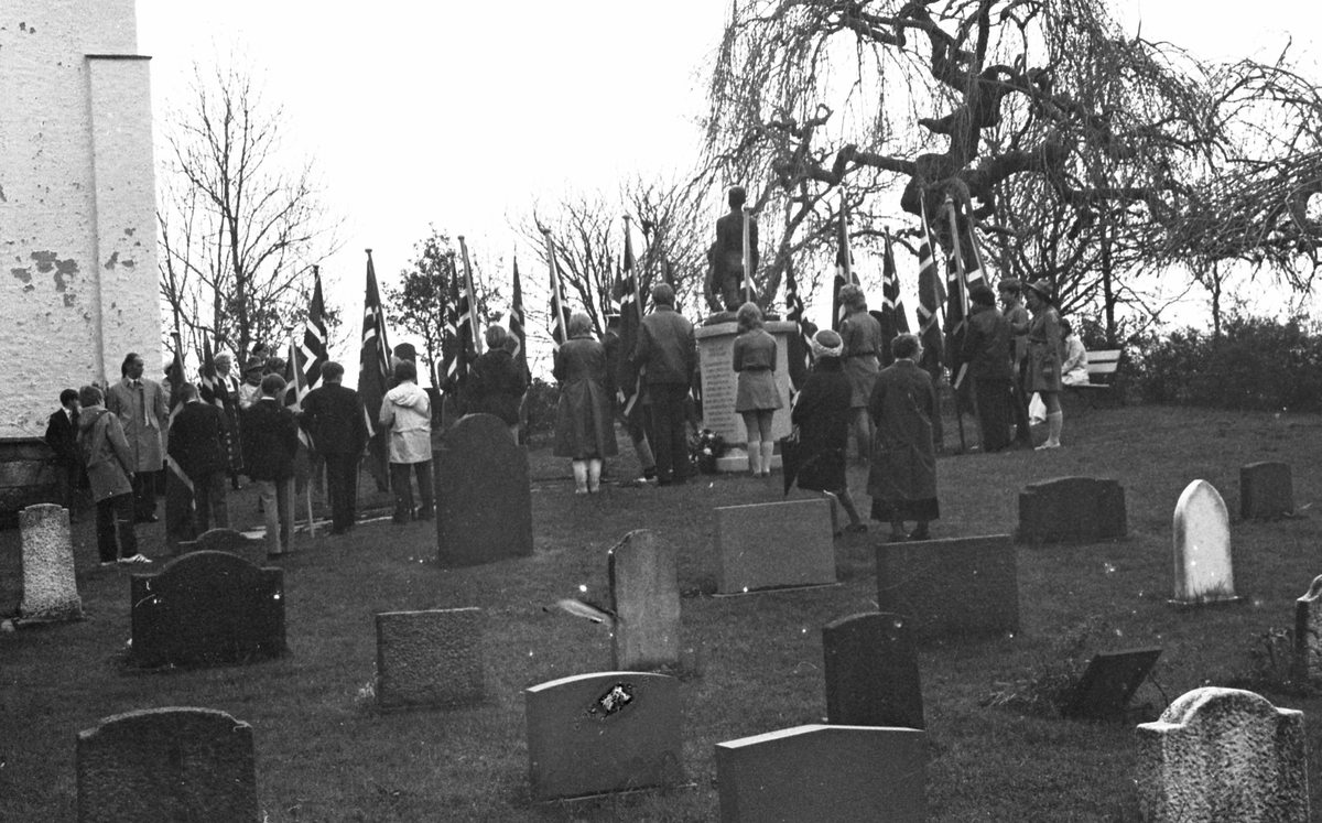 17. mai - 1971.  Del 3 av 7. Kransenedleggelse. Barne-tog og andre aktiviteter.