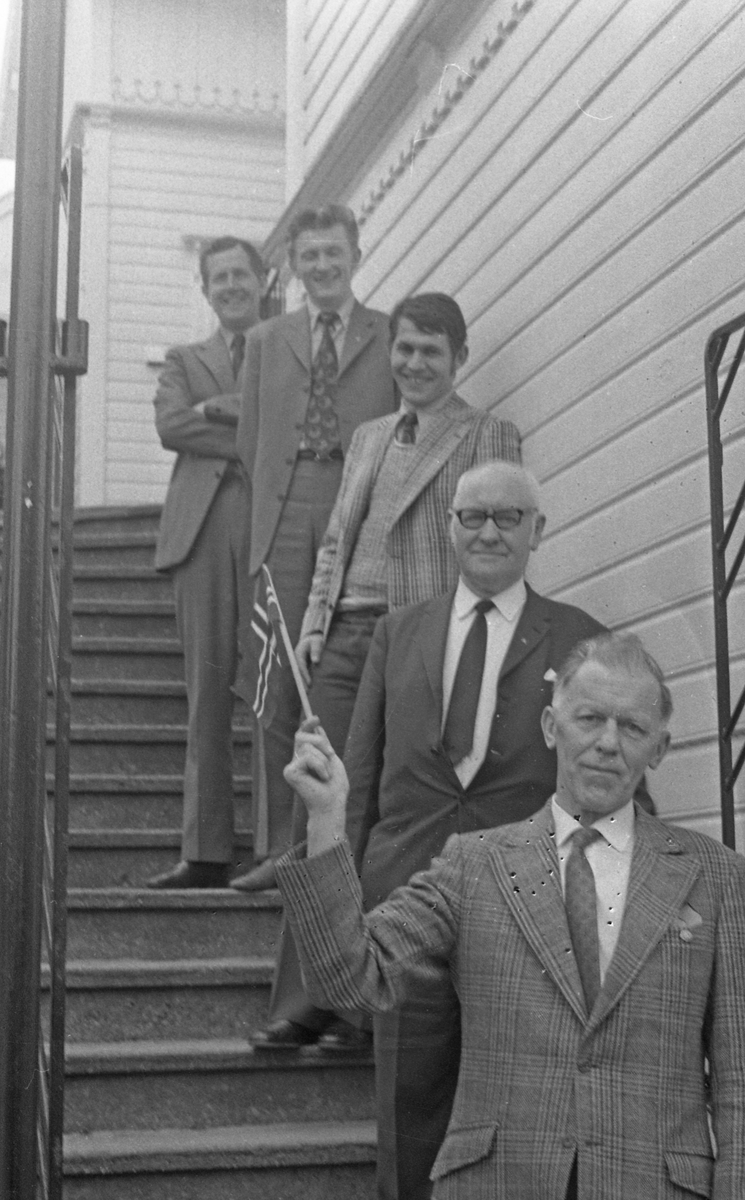 17. mai - 1971.  Del 3 av 7. Kransenedleggelse. Barne-tog og andre aktiviteter.