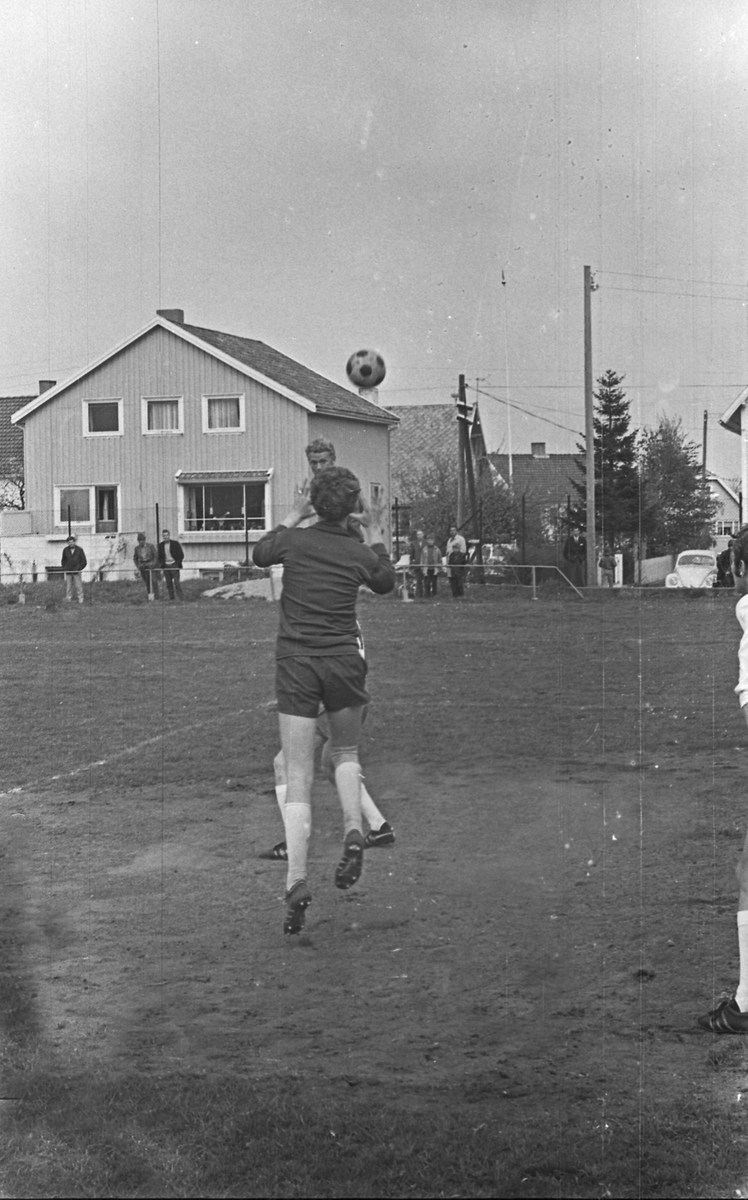 17. mai - 1970.  Del 4 av 4. Roing. Barne- og folke-tog. Fotballkamp.