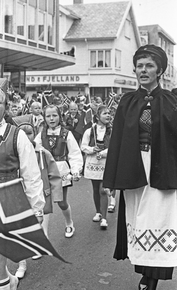 17. mai - 1970. Del 2 av 4. Kransenedlegging, roing, barne- og folke-tog.