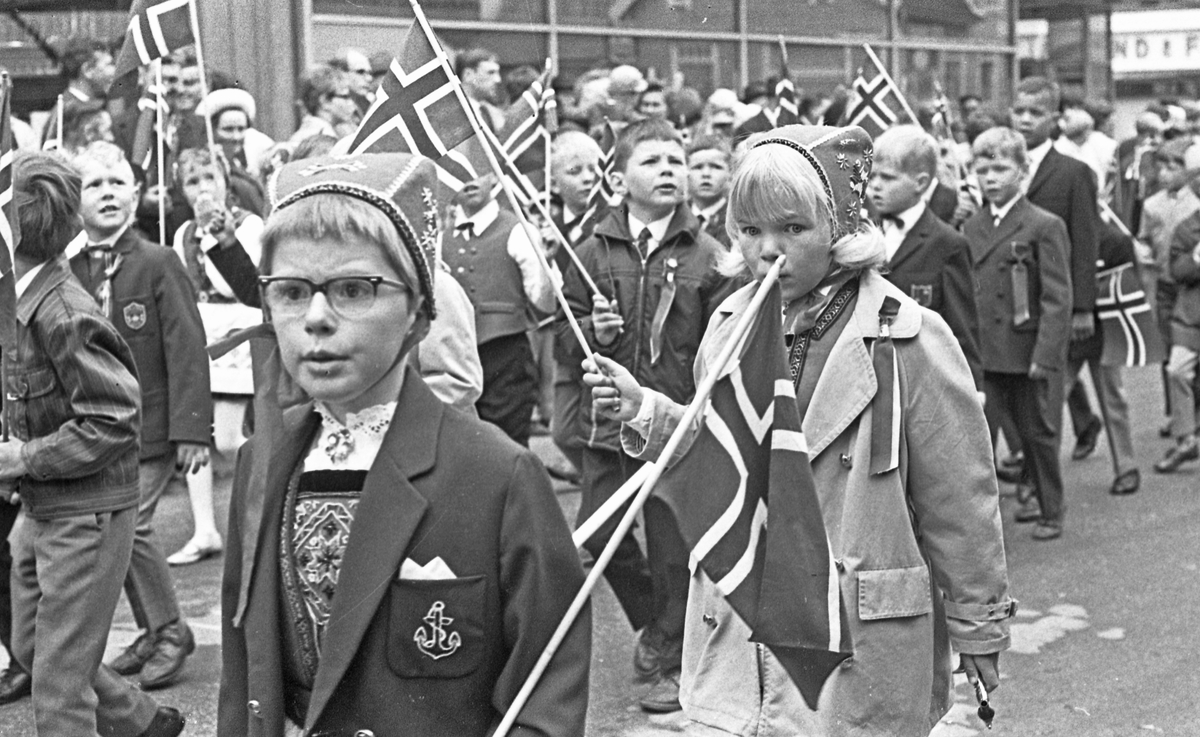 17. mai - 1970. Del 2 av 4. Kransenedlegging, roing, barne- og folke-tog.