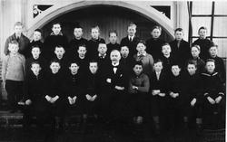 Jac C. Normann med 7. klasse fotografert i Interimskirka.
