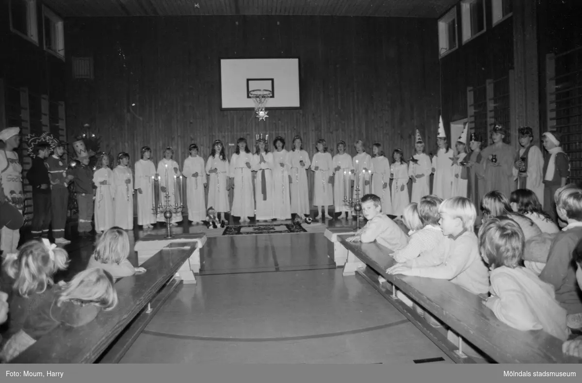 Luciafirande på Hallenskolan i Kållered, år 1984.

För mer information om bilden se under tilläggsinformation.