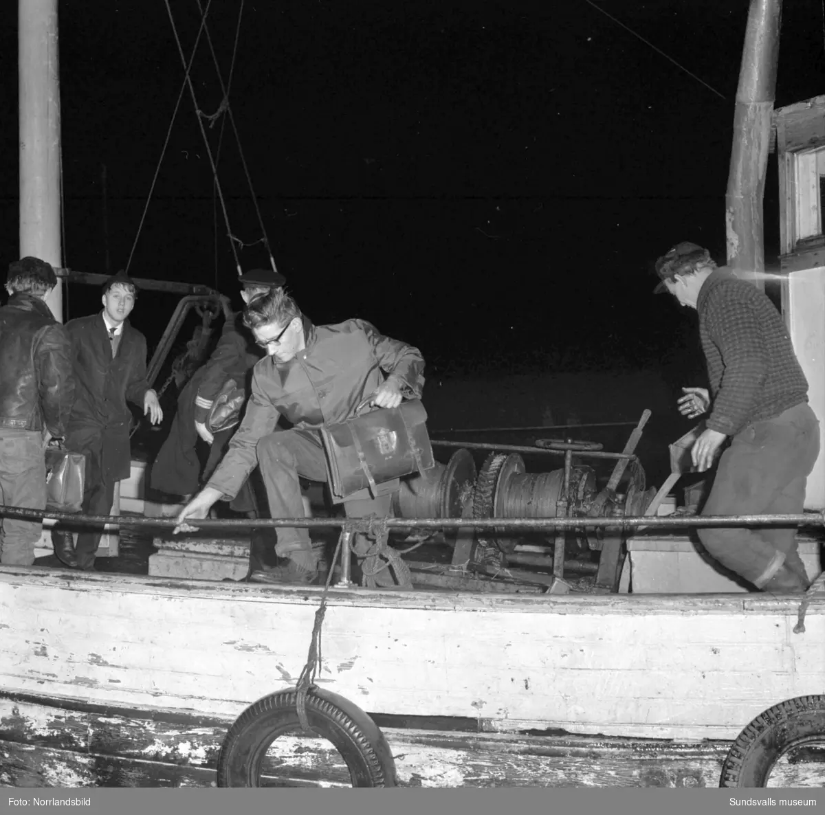 Norska oljetankern Gogstad som strandade vid Bremö kalv den 1 december 1964. Besättningen lämnar fartyget ett par dagar innan det bryts itu i en sydlig storm.