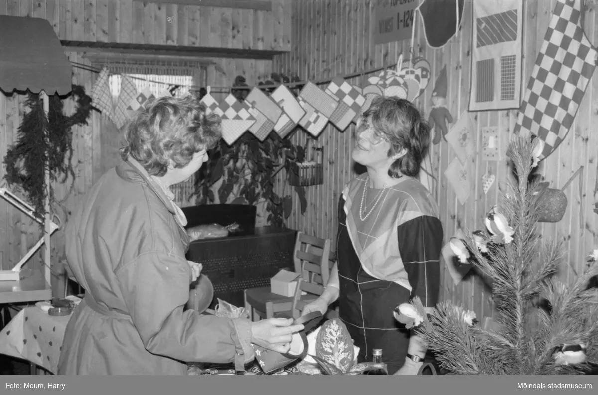 Julbasar i Kållereds Missionskyrka, år 1984. Till höger Marita Aronsson, politiker i Mölndal. Då aktiv i Kållereds Missionskyrka.

För mer information om bilden se under tilläggsinformation.