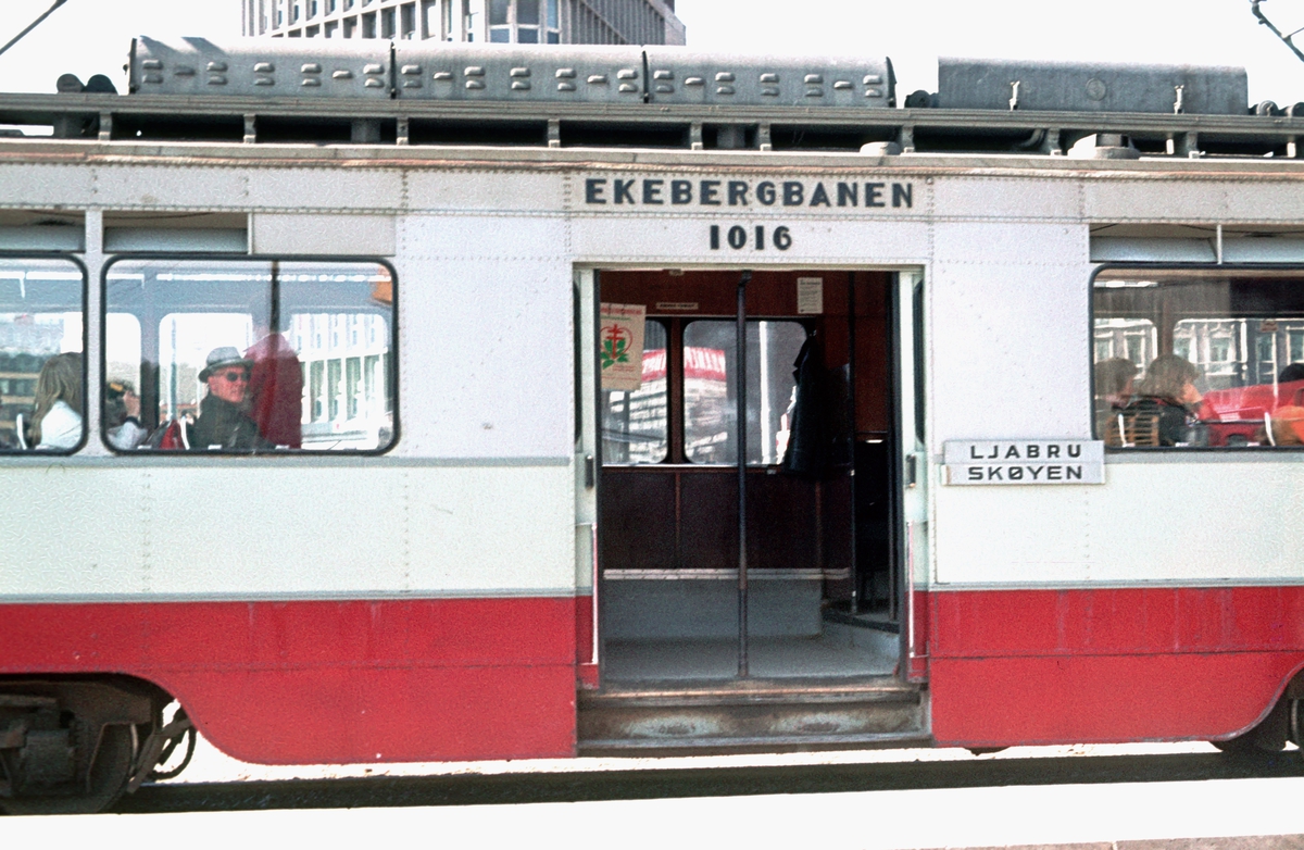 Ekebergbanen, Oslo Sporveier. Vogn 1016, inngangsparti. I midlertidig endesløyfe ved Vognmannsgata