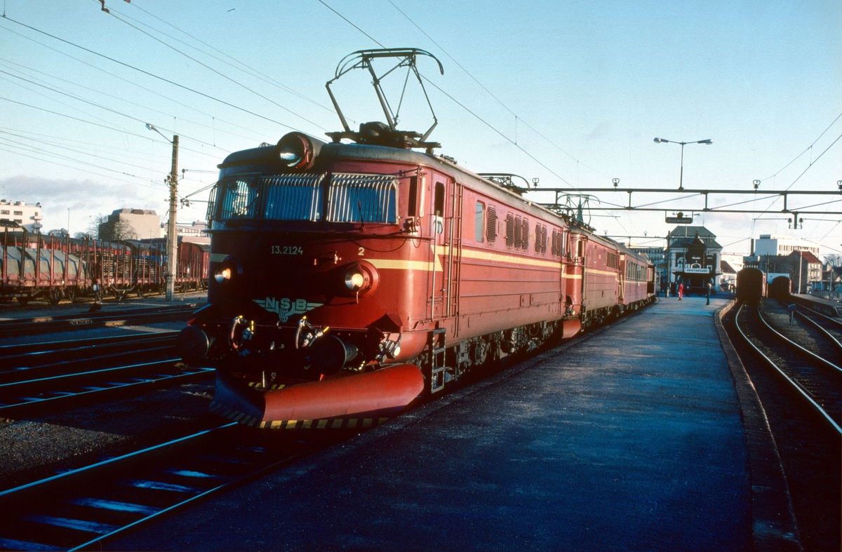 Daghurtigtog 702 i Kristiansand. NSB elektrisk lokomotiv El 13 2124.