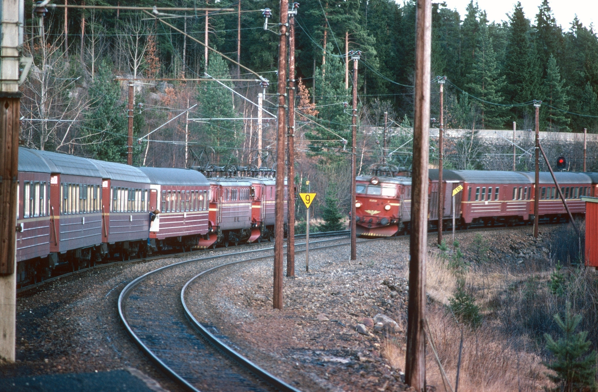 Kryssing mellom togene 702 og 701 i Selåsvatn stasjon.