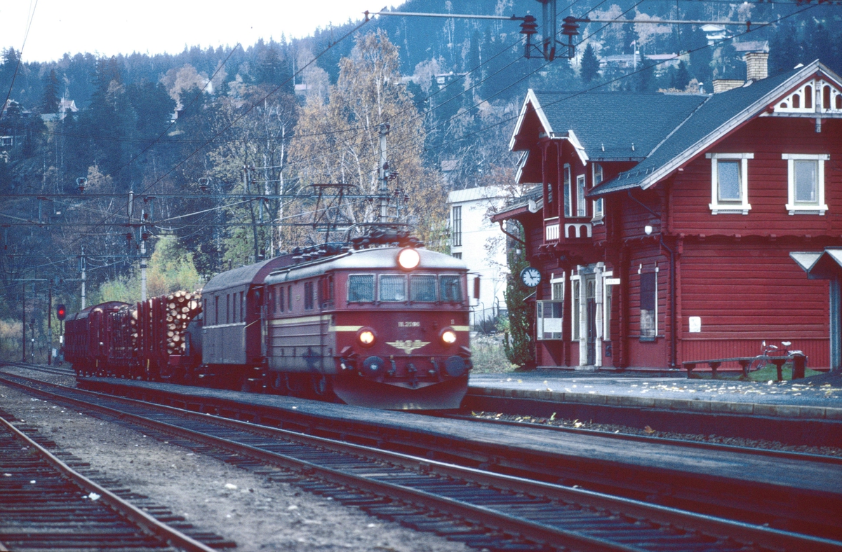 Godstog 5168 (Roa - Grefsen). Kjelsås stasjon med NSB elektrisk lokomotiv El 11. Toget har konduktørvogn BFV1 og konduktørbetjening. Underveisgodstog.