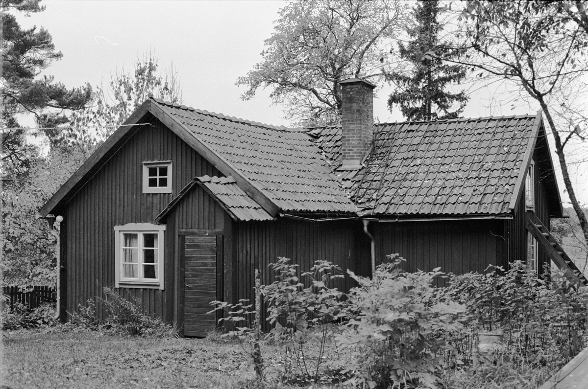 Bostadshus, Holmbro 2:13, Skogs-Tibble socken, Uppland 1985