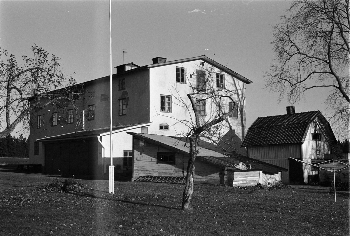 Bostadshus, tvättstuga och garage, Karlsberg, Skillsta 1:7, Skogs-Tibble socken, Uppland 1985