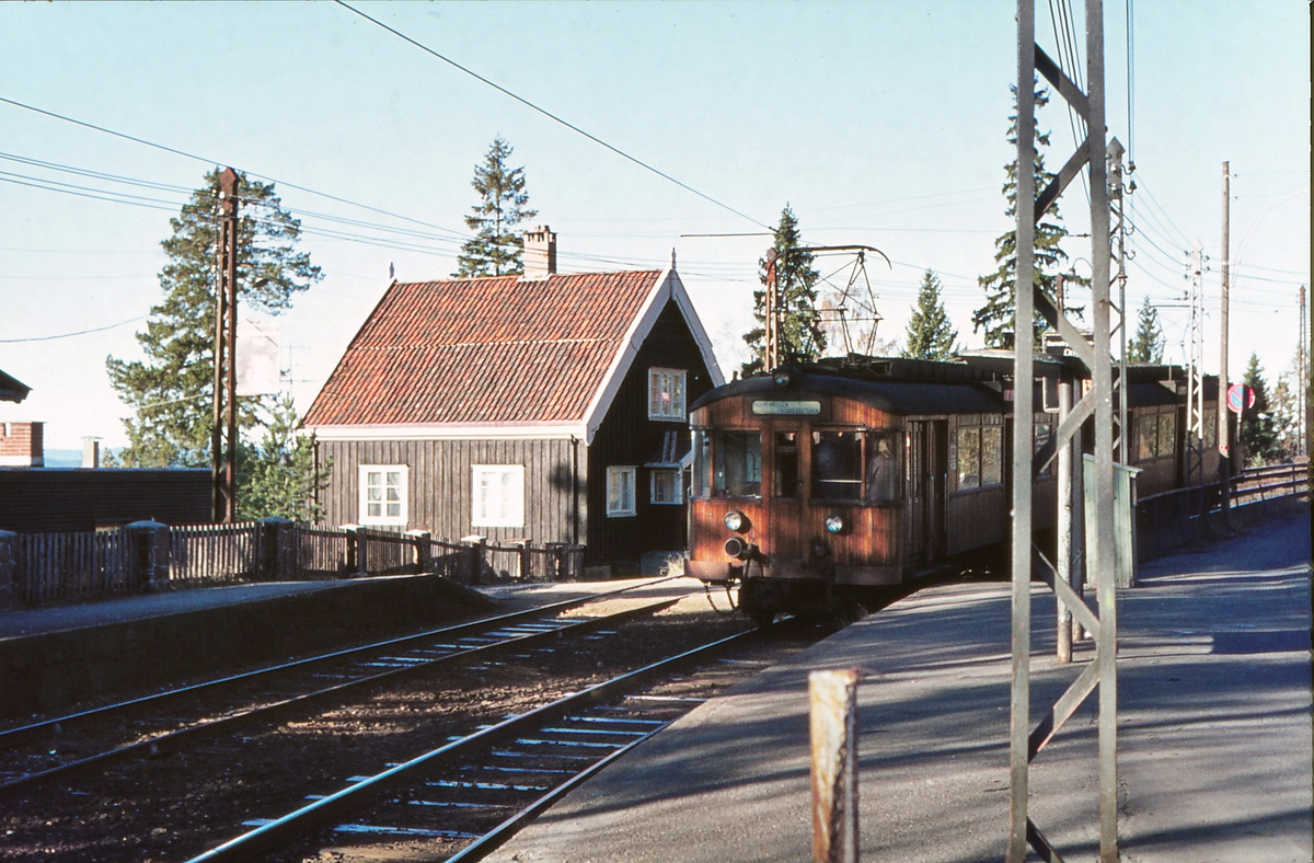 A/S Holmenkolbanen. Tryvannsbanen, Voksenlia stasjon. Vogn 611 og 612, type 1951.