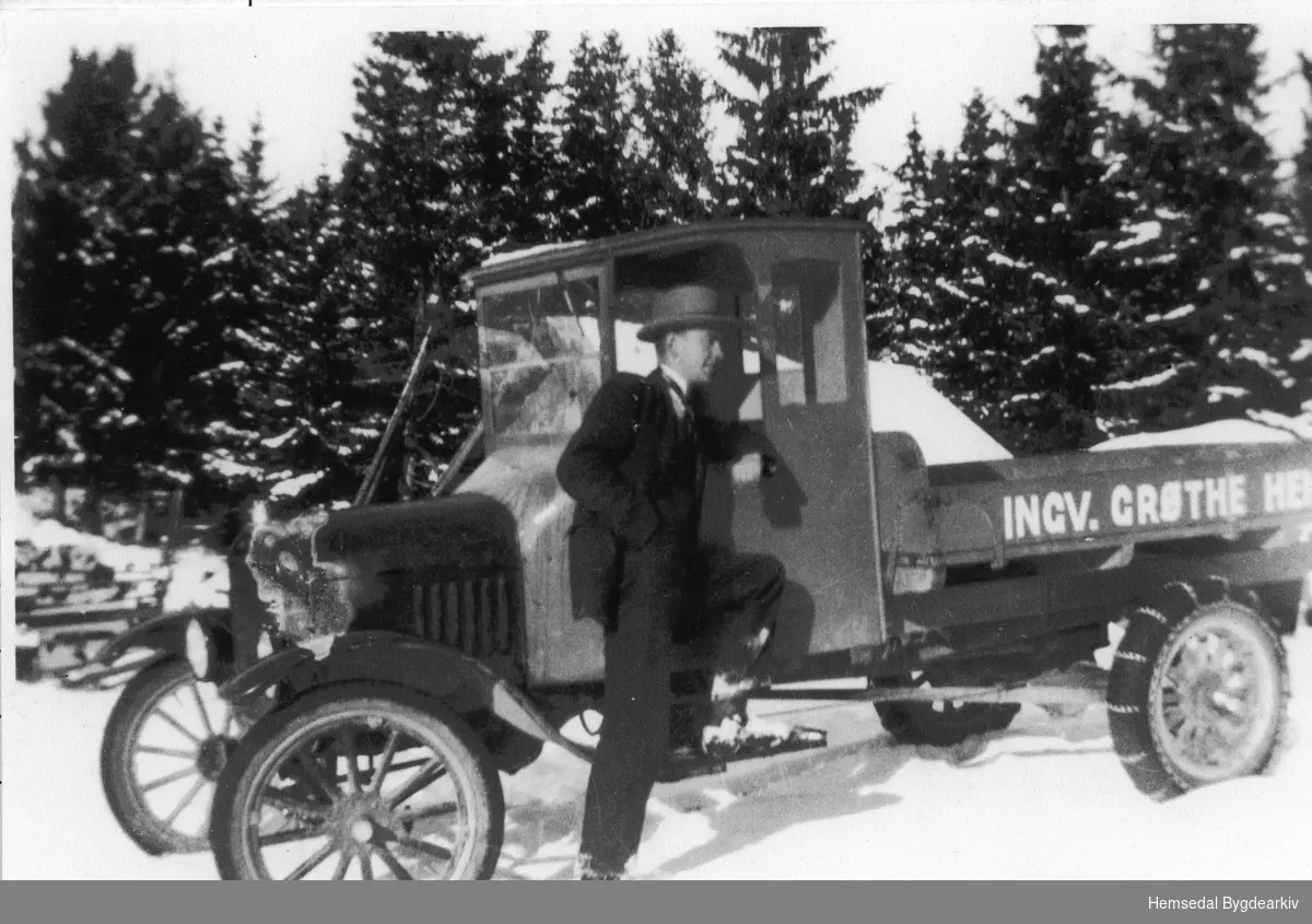 Ingvar Grøthe med lastebilen han kjøpte i 1925-1926.
Denne brukte han m.a. til å køyra frukt frå Lærdal til Oslo med.