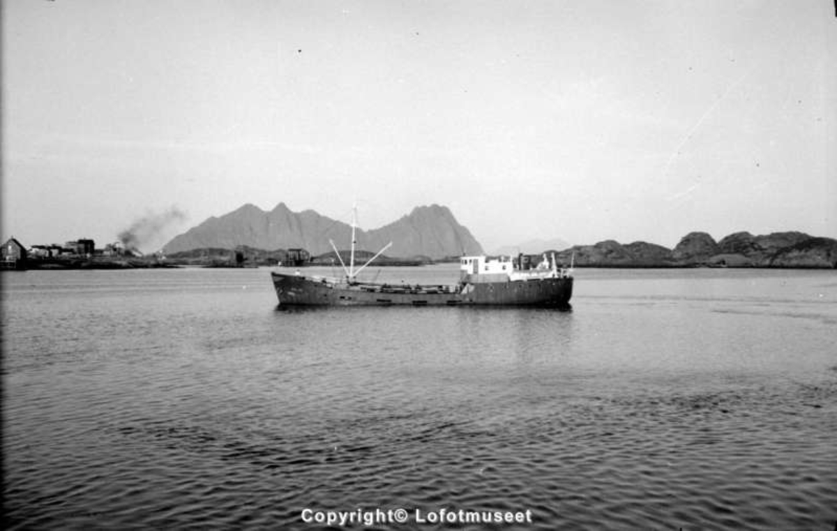 Svolvær, 1950-60. En BP-båt inne ved tankanlegget i Osan.