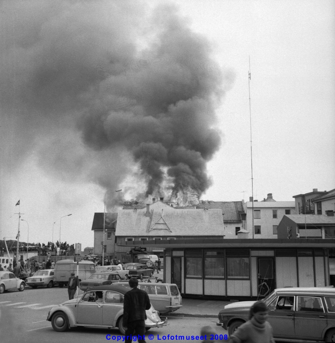 Svolvær 1973. Hotel Lofoten i brann.