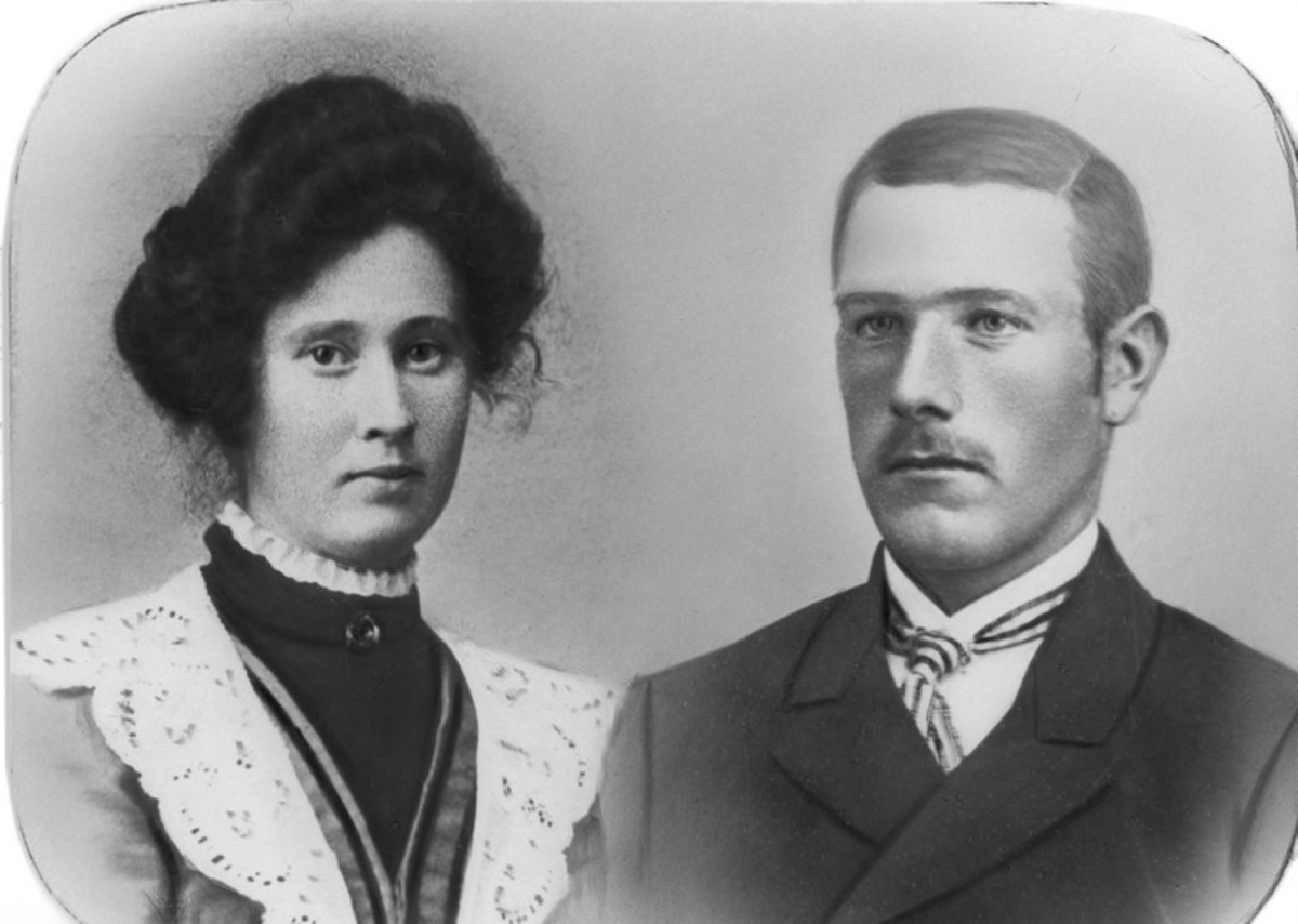 Julie Sofie Pedersen (1888-1963)  og mannen Albert Martin N. Hauge (1888-1971) , som også brukte etternavnet Nikolaisen. Paret var bosatt i Spjutvik, Sortland.