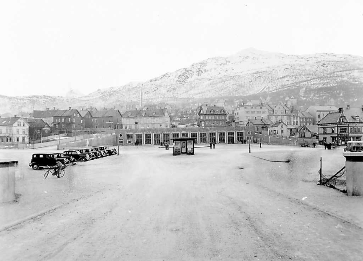 Narvik torv sett mot Fagernesfjellet. Torvhallen. Drosjer Kiosk