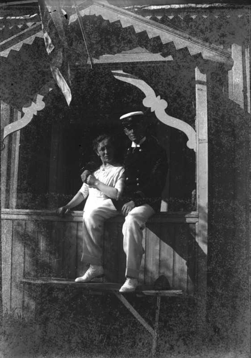 Magdalene og Walter på trappen foran Hovstua.