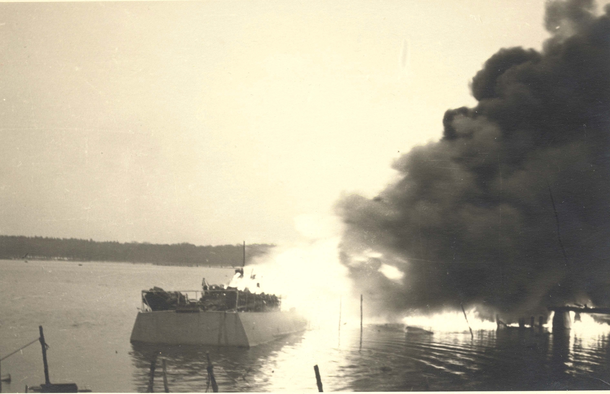 Motiv: Raumboot "R 17" brender etter kampene med mine-leggeren "Olav Tryggvason" 9 april 1940 - Stb. Låring