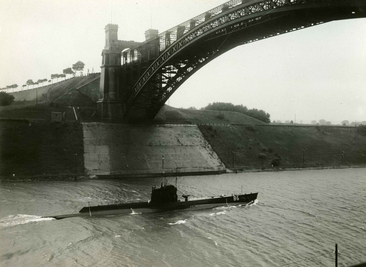 Motiv: Undervannsbåten "B 6" passerer i Kielerkanalen 9 jul 1931.