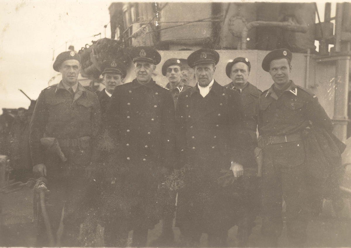 Motiv: Den Norske militærmisjon til Russland om bord i HMS "Scorpion" i november 1944     Avbildede personer: Marineoffiserene i første rekke er :komkapt.E.Hostvedt og orlkapt. H.M.H. Jørgensen